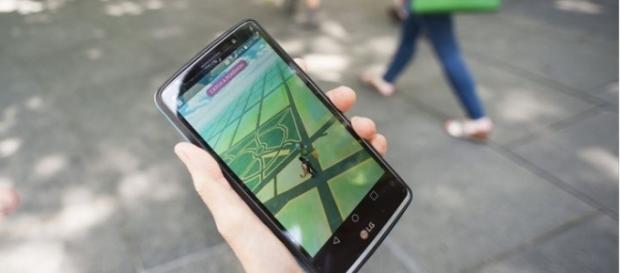 Usuario utilizado Pokemon Go en la vía publica Usuario utilizado Pokemon Go en la vía publica