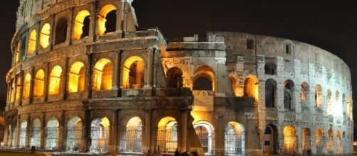 Colosseo profanato dai pokemon e dai turisti