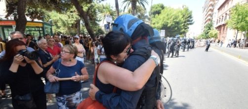Ilva: abbraccio tra manifestante e poliziotto