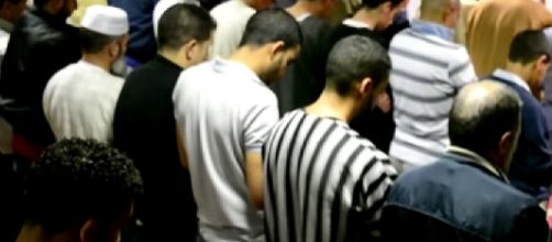 Musulmani riuniti in preghiera