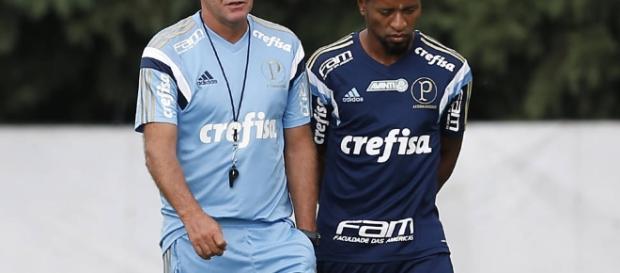Cuca e Zé Roberto conversam durante treino Cuca e Zé Roberto conversam durante treino