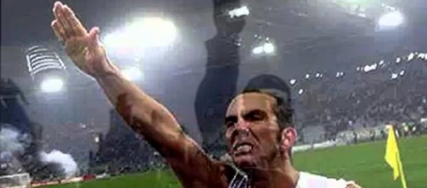 Ex-jogador da Lazio, Paolo Di Cani, fez gesto fascista após ter marcado um gol Ex-jogador da Lazio, Paolo Di Cani, fez gesto fascista após ter marcado um gol