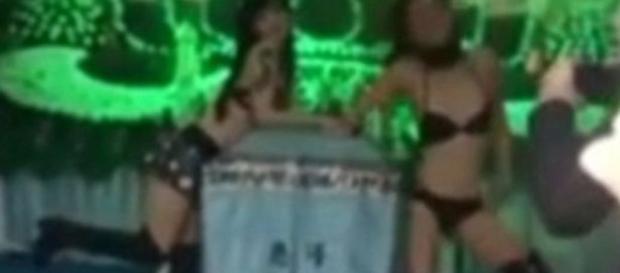 Homem contrata strippers para o seu próprio funeral Homem contrata strippers para o seu próprio funeral