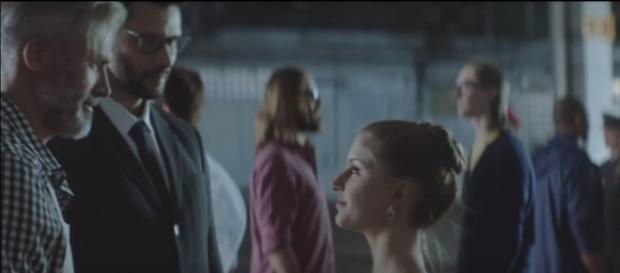 No comercial da C&A, cada pai parado em frente ao seu filho. No final, dois pais ficam juntos em frente à sua filha. No comercial da C&A, cada pai parado em frente ao seu filho. No final, dois pais ficam juntos em frente à sua filha.