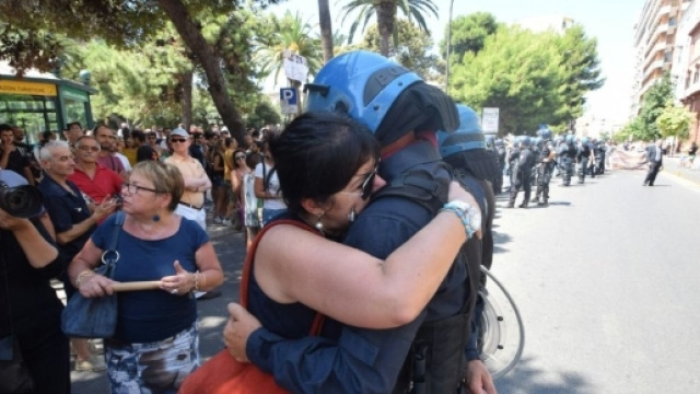 Ilva: abbraccio tra manifestante e poliziotto