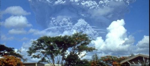 The June 12, 1991 eruption column from Mount Pinatubo. USGS (Richard P. Hoblitt), Wikimedia Commons