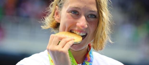 Belmonte muerde su medalla de oro Belmonte muerde su medalla de oro