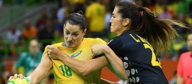 Brasileira sendo marcada pela espanhola no handebol Brasileira sendo marcada pela espanhola no handebol
