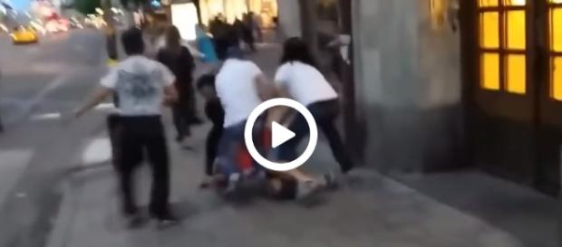 Kilku imigrantów brutalnie bije szwedzkiego przechodnia. Kilku imigrantów brutalnie bije szwedzkiego przechodnia.