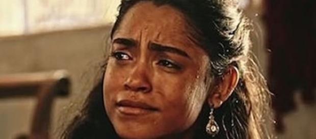 Luzia implora para ser perdoada (Divulgação/Globo) Luzia implora para ser perdoada (Divulgação/Globo)