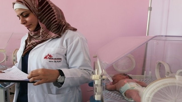 Un medico di MSF al lavoro in un ospedale siriano.