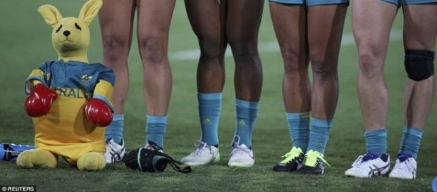 La atleta australiana de rugby, no se separa de su canguro ni para comer La atleta australiana de rugby, no se separa de su canguro ni para comer