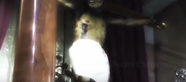 Momento em que a estátua abre os olhos Momento em que a estátua abre os olhos