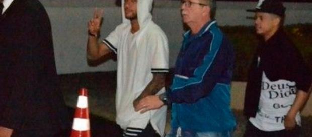 Neymar participa de noitada que não acaba bem Neymar participa de noitada que não acaba bem