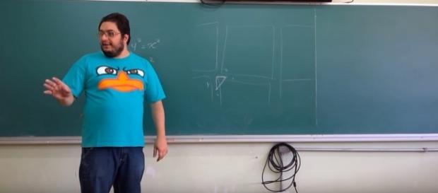 Professor da Etec de Itapeva, Eddy Antonini, tem um jeito diferente de ensinar Professor da Etec de Itapeva, Eddy Antonini, tem um jeito diferente de ensinar