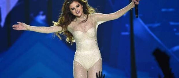 Selena Gomez durante una tappa del Revival Tour. Selena Gomez durante una tappa del Revival Tour.