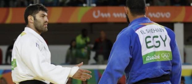 Atleta do Egito não aparta a mão no Judô Atleta do Egito não aparta a mão no Judô