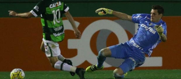 Em ação contra o Palmeiras, Hyoran, meia da Chapecoense, pode reforçar o Flu em 2017 (Foto: Arquivo) Em ação contra o Palmeiras, Hyoran, meia da Chapecoense, pode reforçar o Flu em 2017 (Foto: Arquivo)