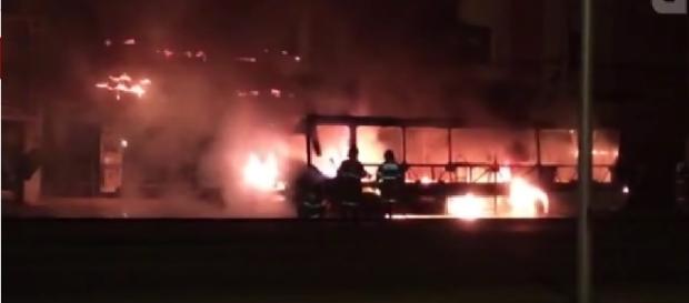 Fogo é ateado em coletivo no Rio Fogo é ateado em coletivo no Rio