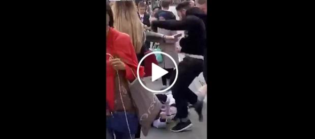 Imigrant w pewnym momencie zaatakował młodego chłopaka czekającego na autobus. Co ciekawe, niewielu przechodniów zdecydowało się zareagować. Imigrant w pewnym momencie zaatakował młodego chłopaka czekającego na autobus. Co ciekawe, niewielu przechodniów zdecydowało się zareagować.