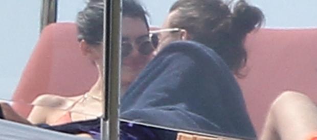 Kendall e Harry curtindo fim de semana em iate Kendall e Harry curtindo fim de semana em iate