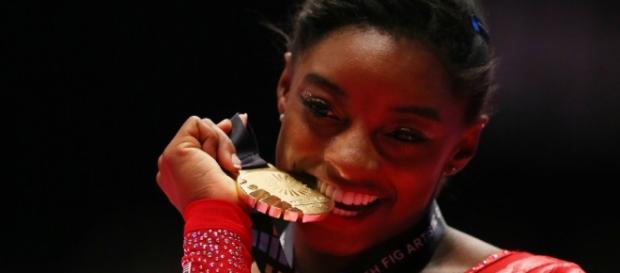 Simone Biles triunfadora mordiendo el oro en Rio 2016 Simone Biles triunfadora mordiendo el oro en Rio 2016