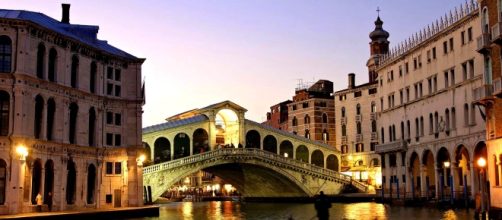 Turista si tuffa dal ponte di Rialto e finisce contro taxi acqueo