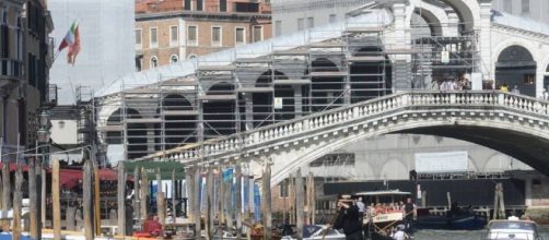 Venezia: turista si getta dal ponte di Rialto, è ricoverato in gravissime condizioni