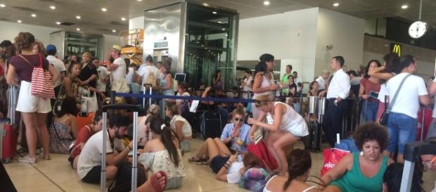 Foto del periodista Vicent Partal (Vilaweb) sobre pasajeros del tren BCN-Valencia esperando eternamente su salida como podían. Foto del periodista Vicent Partal (Vilaweb) sobre pasajeros del tren BCN-Valencia esperando eternamente su salida como podían.