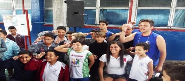 Momento de descontração: os fãs fazem continência para a atleta paralímpica Carol Basílio Momento de descontração: os fãs fazem continência para a atleta paralímpica Carol Basílio