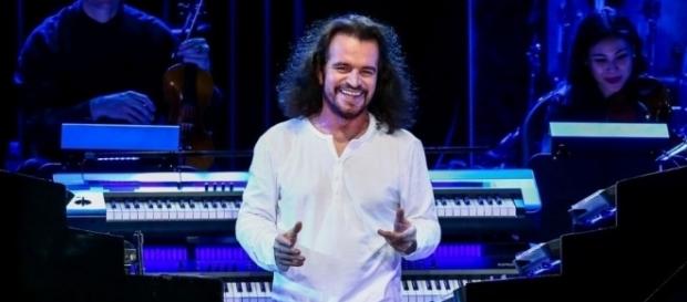O compositor e pianista grego Yanni é dono de um talento musical único O compositor e pianista grego Yanni é dono de um talento musical único