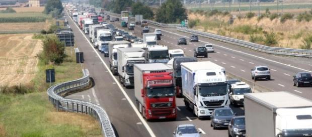 Autostrada A3 Salerno - Reggio Calabria: traffico in tilt per incidente Autostrada A3 Salerno - Reggio Calabria: traffico in tilt per incidente