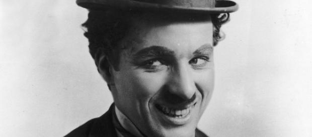 Charles Chaplin interpretando a Charlot, personajes cómico por excelencia Charles Chaplin interpretando a Charlot, personajes cómico por excelencia