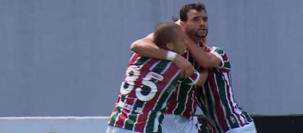Com um voleio de canhota, Henrique Dourado fez o gol do Flu na vitória de 1 a 0 sobre o América-MG, em Cariacica (Foto: Reprodução/Premiere) Com um voleio de canhota, Henrique Dourado fez o gol do Flu na vitória de 1 a 0 sobre o América-MG, em Cariacica (Foto: Reprodução/Premiere)