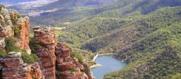 El tupido manto de pinos que cubre las montañas es onmipresente en el parque natural El tupido manto de pinos que cubre las montañas es onmipresente en el parque natural
