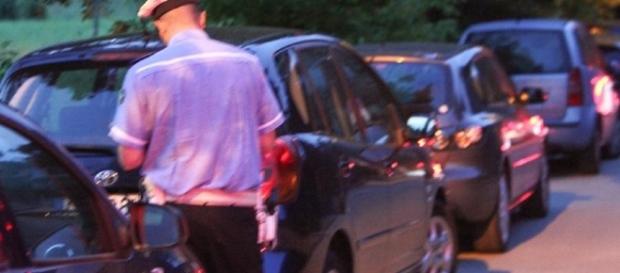 Finestrino dell'auto lasciato aperto, 41 euro di multa! Finestrino dell'auto lasciato aperto, 41 euro di multa!