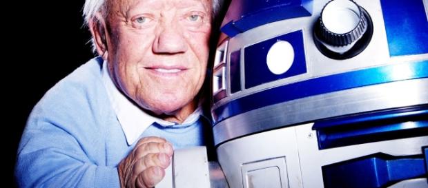 Kenny Baker e il robottino R2D2. Kenny Baker e il robottino R2D2.