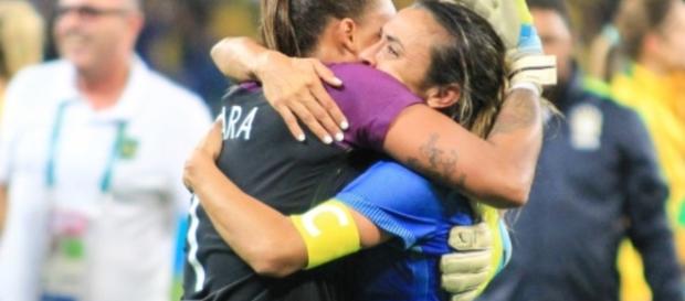 Marta perdeu o pênalti, mas ganhou o apoio das colegas Marta perdeu o pênalti, mas ganhou o apoio das colegas