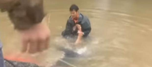 Momentul în care femeia este trasă afară din interiorul mașinii scufundate - Captură YouTube Momentul în care femeia este trasă afară din interiorul mașinii scufundate - Captură YouTube