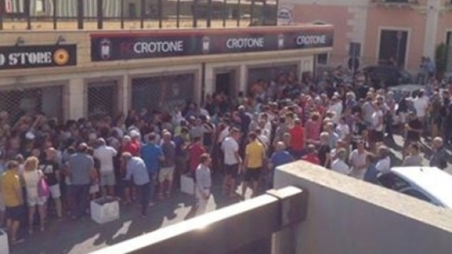 In centinaia in fila per la nuova campagna abbonamenti