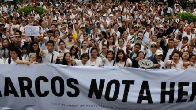 La decisione di seppellire l'ex dittatore delle Filippine Marcos nel cimitero degli eroi infiamma le proteste a Manila