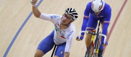 Elia Viviani è al comando dell'omnium