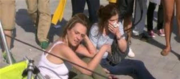 A câmera se desprendeu e acabou atingindo as duas mulheres A câmera se desprendeu e acabou atingindo as duas mulheres