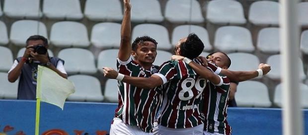 Abraçado por Scarpa (esquerda) e Marcos Júnior (direita), Henrique Dourado celebra gol da vitória sobre o América-MG (Foto: Net Flu) Abraçado por Scarpa (esquerda) e Marcos Júnior (direita), Henrique Dourado celebra gol da vitória sobre o América-MG (Foto: Net Flu)