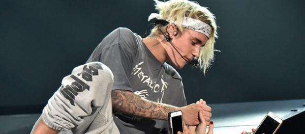 Justin Bieber gets ripped by Selena Gomez via social media: Photo Blasting News Library from People.com - people.com Justin Bieber gets ripped by Selena Gomez via social media: Photo Blasting News Library from People.com - people.com