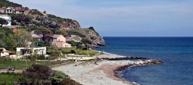 Sisco, une plage petite et peu étroite. Sisco, une plage petite et peu étroite.
