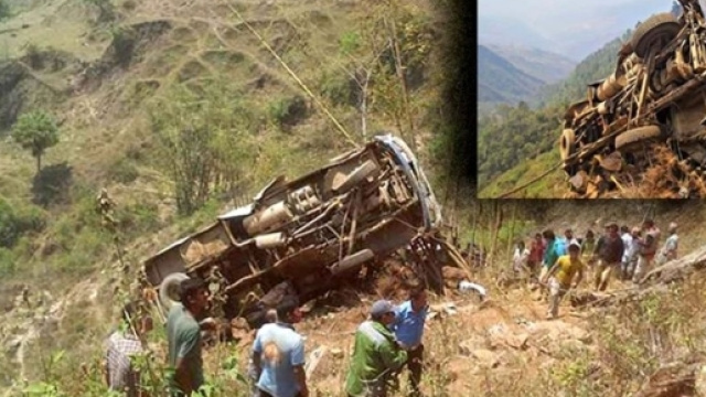 Autobus giù dalla scarpata in Nepal, 33 morti