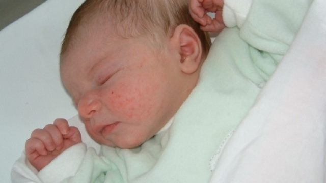 Bebè nasce nel sedile posteriore dell'auto