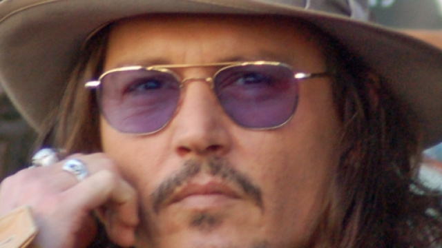 L'attore Johnny Deep si è amputato un dito.