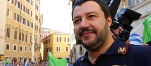 Matteo Salvini con la divisa della Polizia.